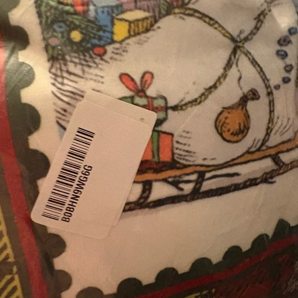 Dr. Seuss The Grinch Holiday Throw Blanket – Green/Red Plaid